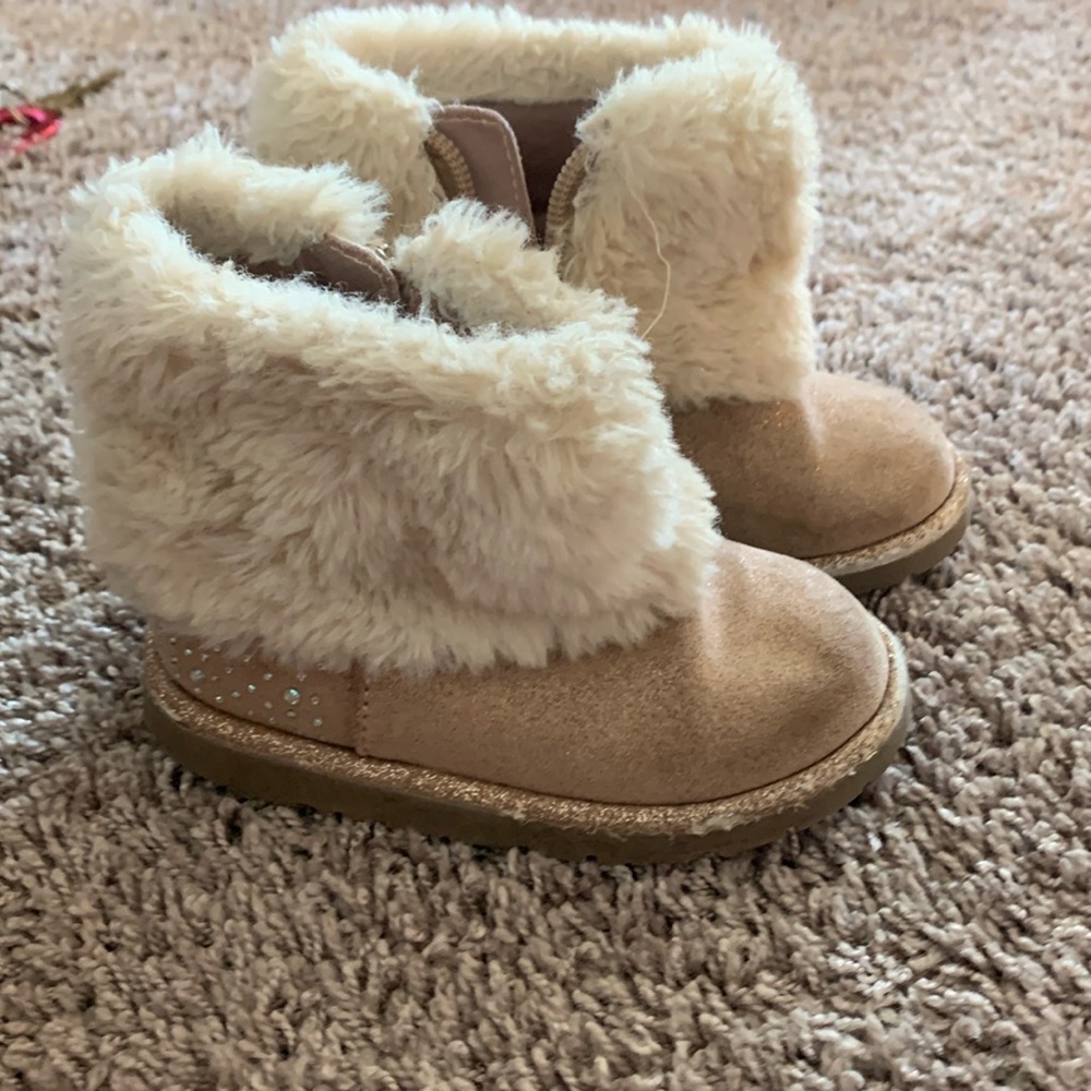 Toddler girls fur boots, size 7.